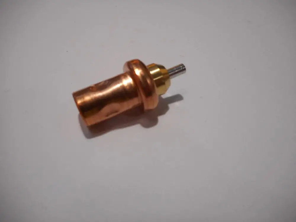 Kupfernes Thermoventil mit goldenem Kopf, möglicherweise von Remeha, auf neutralem Hintergrund. Verwendet zur Regulierung von Wassertemperaturen in Heizsystemen.